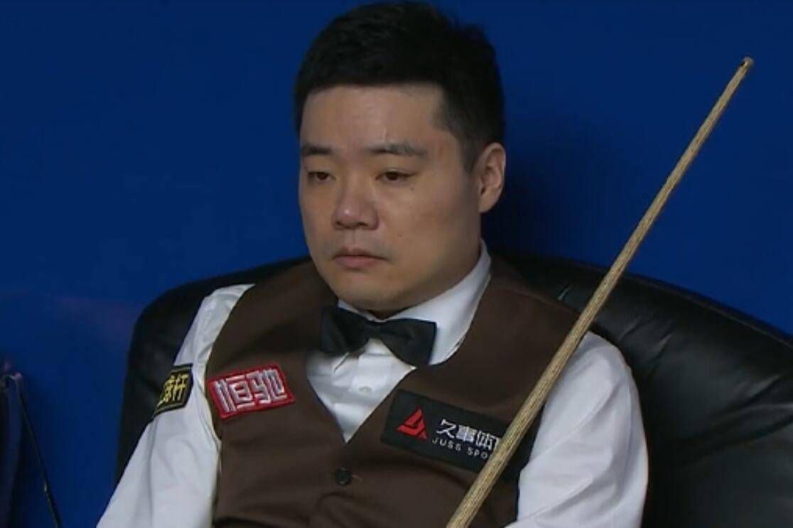 在她丈夫面前